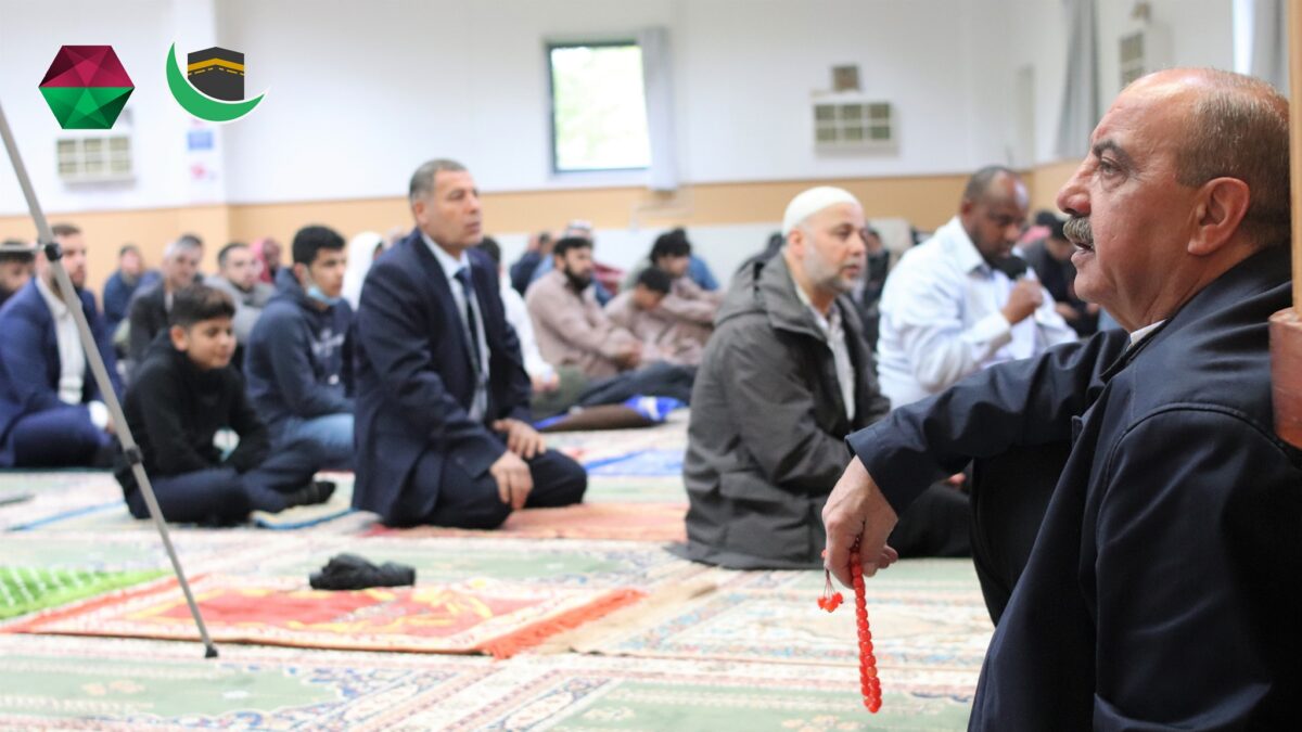 bedende personer i en moske