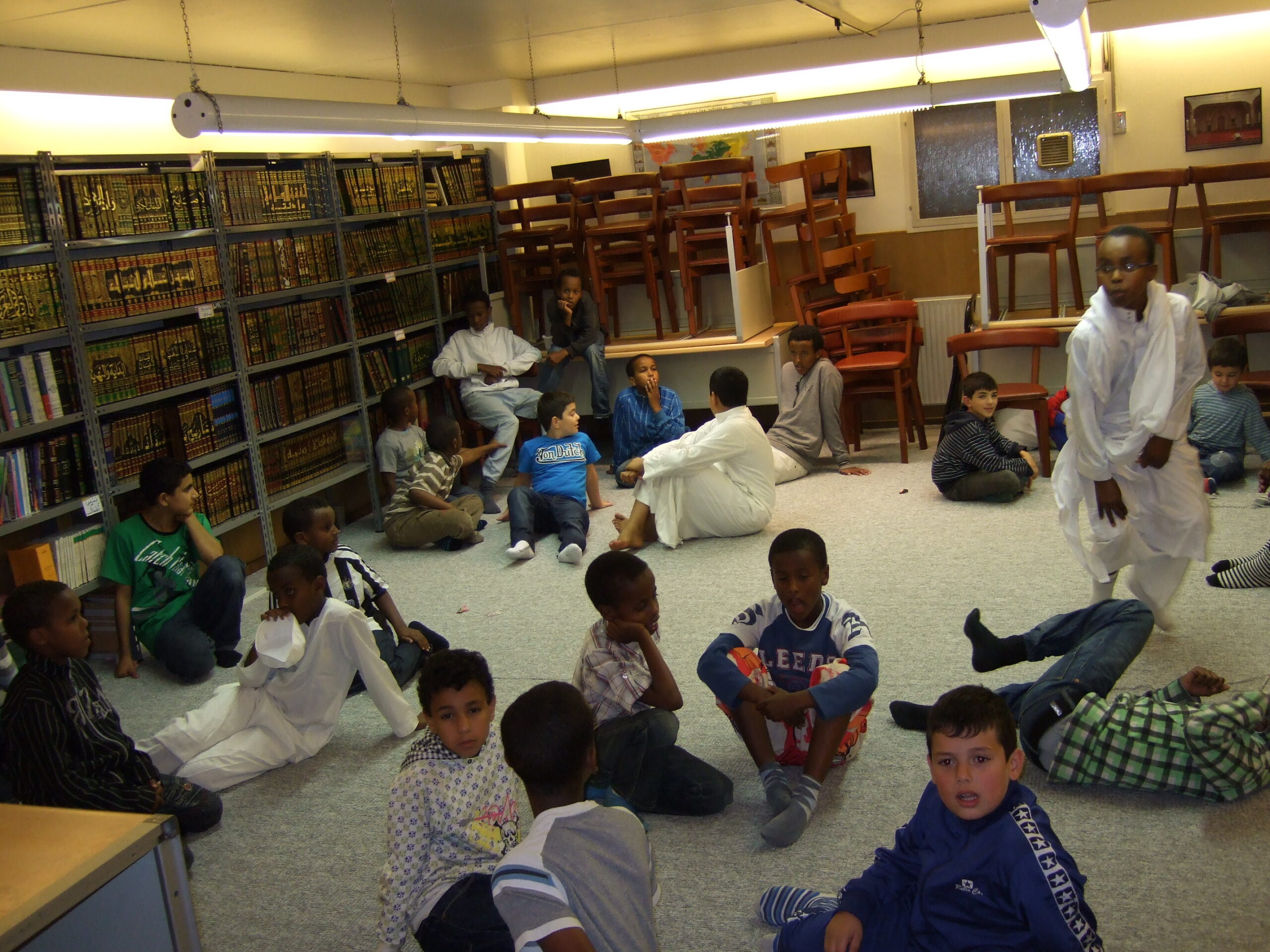 børn siddende i et bibliotek