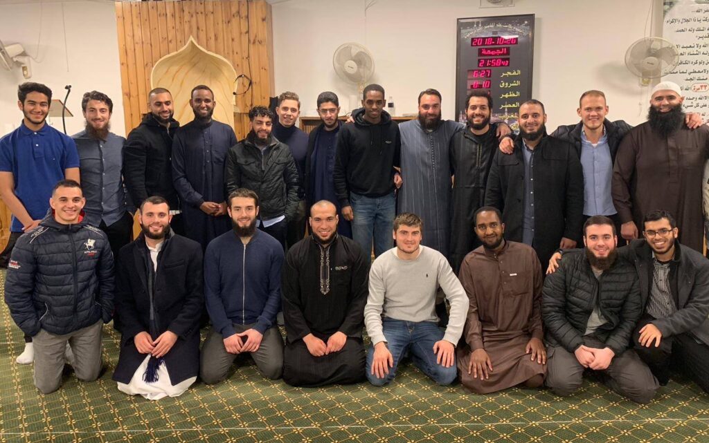 en gruppe mænd i en moske
